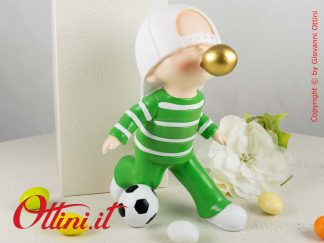 D6827 - Il Monello Verde Calciatore di Cuorematto è una bomboniera solidale per ragazzi e bambini completa di confezione e un complemento di arredo moderno.