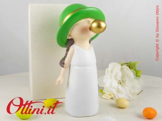 D6829 - La Monella Verde con Cappello di Cuorematto è una bomboniera solidale per ragazze completa di confezione e un complemento di arredo moderno.