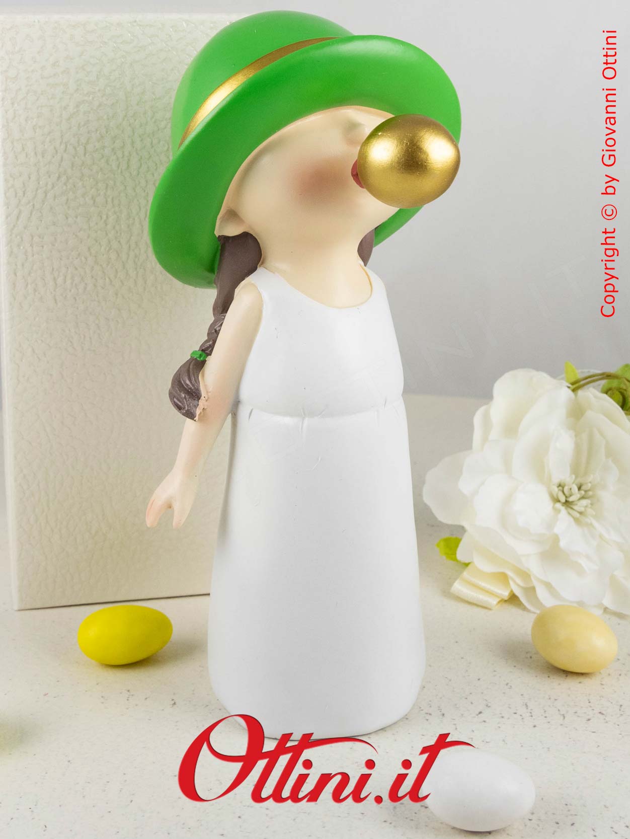 D6829 - La Monella Verde con Cappello di Cuorematto è una bomboniera solidale per ragazze completa di confezione e un complemento di arredo moderno.