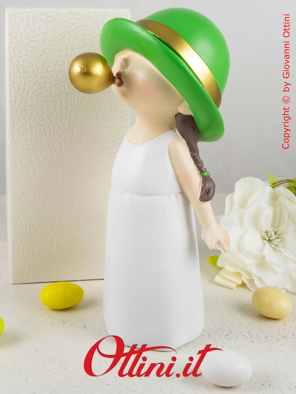 D6829 - La Monella Verde con Cappello di Cuorematto è una bomboniera solidale per ragazze completa di confezione e un complemento di arredo moderno.