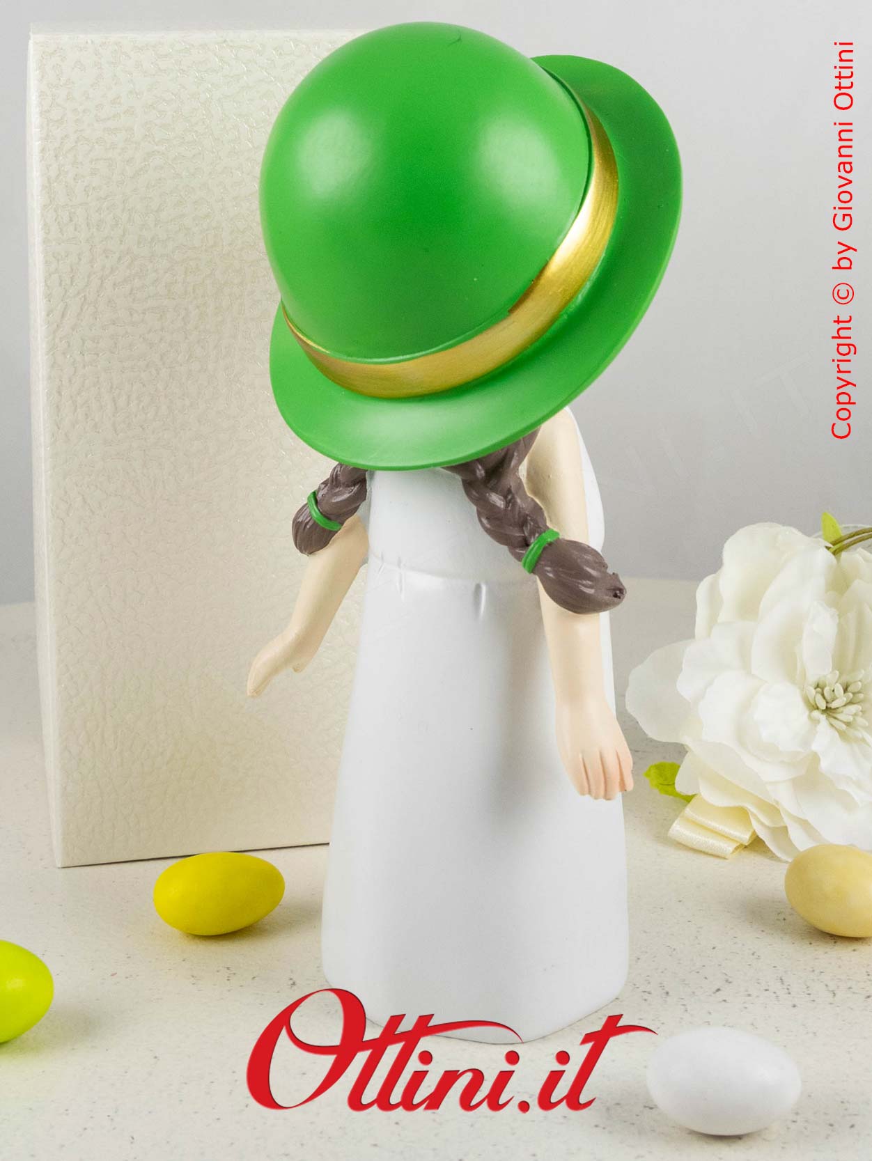 D6829 - La Monella Verde con Cappello di Cuorematto è una bomboniera solidale per ragazze completa di confezione e un complemento di arredo moderno.