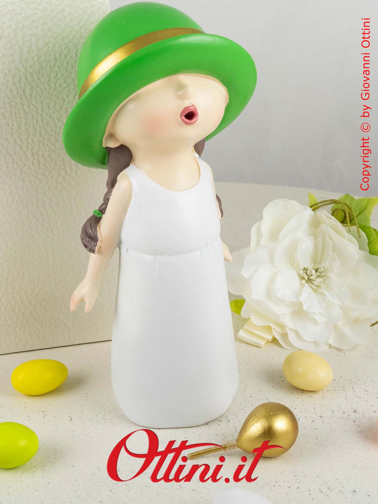 D6829 - La Monella Verde con Cappello di Cuorematto è una bomboniera solidale per ragazze completa di confezione e un complemento di arredo moderno.