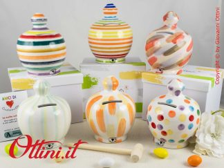 DA148 - Il Salvadanaio Salvasogni Serafino è una bomboniera solidale di Amici Cuorematto colorata in 6 colori e completa di confezione e confetti