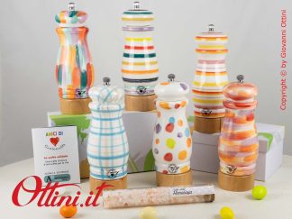 DA220 - Il Macinasale con Sale Gourmet è una bomboniera solidale di Amici Cuorematto colorata in 6 colori e completa di Sale Gourmet e confezione