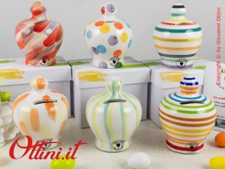 DA260 - Il Salvadanaio Salvasogni Serafino Junior è una bomboniera solidale di Amici Cuorematto colorata in 6 colori e completa di confezione e confetti