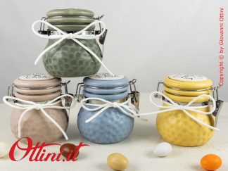 01A182 Barattolo Medio Fatto con Amore in ceramica con tappo ermetico. Disponibile in 4 colori assortiti è una bomboniera utile per la cucina.
