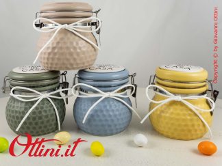 01A183 Barattolo Grande Fatto con Amore in ceramica con tappo ermetico. Disponibile in 4 colori assortiti è una bomboniera utile per la cucina.