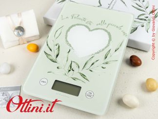 24075 Claraluna - La Bilancia digitale per alimenti con Foglie di Ulivo di Claraluna è una bomboniera utile in cucina ed è completa di confezione