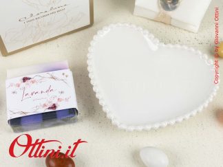 24271 Claraluna - Il Piattino Bianco Cuore con Sapone Lavanda di Claraluna è una bomboniera utile come portasapone o svuotatasche. Compresa di confezione.