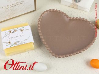 24273 Claraluna - Il Piattino Tortora Cuore con Sapone Mandorla di Claraluna è una bomboniera utile come portasapone o svuotatasche. Compresa di confezione.
