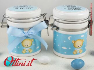 01A186 Barattolo Grande Orsetto Azzurro in ceramica con tappo ermetico. Disponibile in 2 versioni è una bomboniera ideale per nascita e battesimo bambino