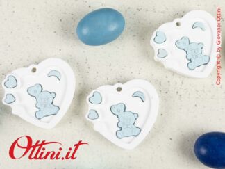 08A042 Decoro a forma di Cuore in gesso con Orsetto Celeste, ideale come decoro per barattoli, vasetti, sacchettini e bomboniere bambino