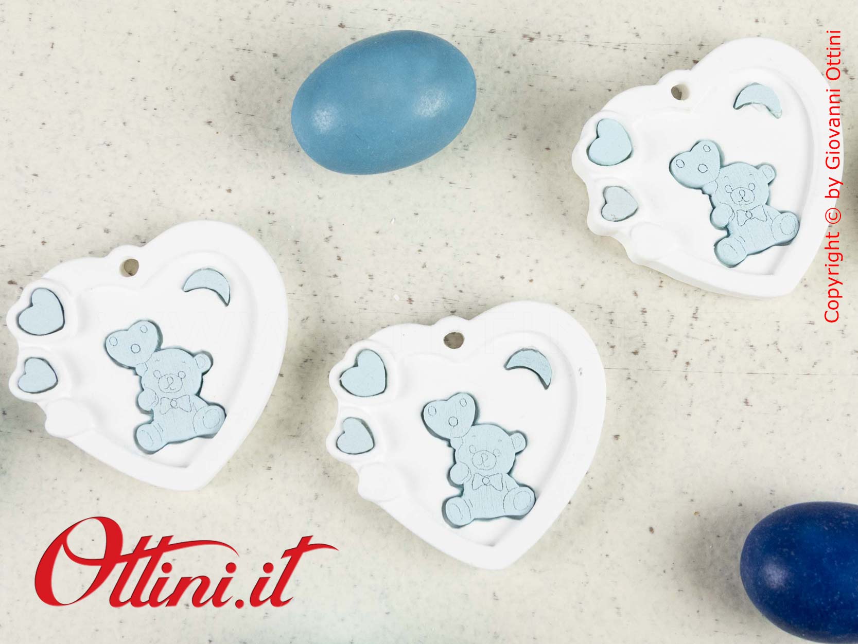 08A042 Decoro a forma di Cuore in gesso con Orsetto Celeste, ideale come decoro per barattoli, vasetti, sacchettini e bomboniere bambino
