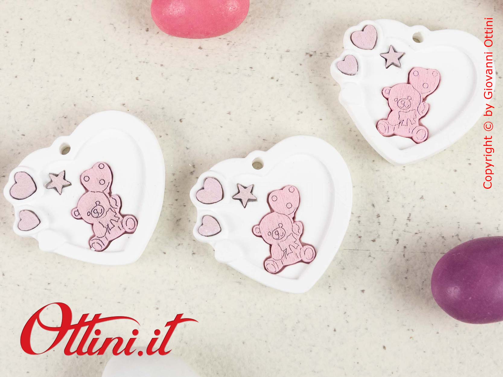 08A043 Decoro a forma di Cuore in gesso con Orsetto rosa, ideale come decoro per barattoli, vasetti, sacchettini e bomboniere bambina
