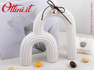 25003 Claraluna - Il Candelabro Doppio Bianco è una bomboniera moderna utile ed elegante complemento di arredo completa di confezione regalo.