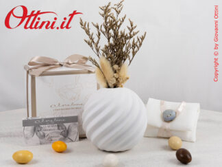 25004 Claraluna - Il Vasetto Tondo Onde Bianco è una bomboniera moderna e un complemento di arredo completo di fiori ideale per bomboniera matrimonio