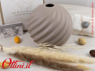 25005 Claraluna - Il Vaso Tondo Onde Beige è una bomboniera moderna e un complemento di arredo completo di fiori ideale per bomboniera matrimonio