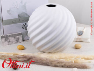 25006 Claraluna - Il Vaso Tondo Onde Bianco è una bomboniera moderna e un complemento di arredo completo di fiori ideale per bomboniera matrimonio