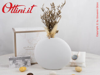 25014 Claraluna - Il Vaso Tondo Bianco con fiori è una bomboniera moderna e un complemento di arredo completo di fiori ideale per bomboniera matrimonio