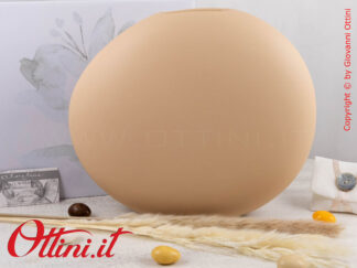 25016 Claraluna - Il Vaso grande Tondo Beige con fiori è una bomboniera moderna e un complemento di arredo completo di fiori ideale per matrimonio