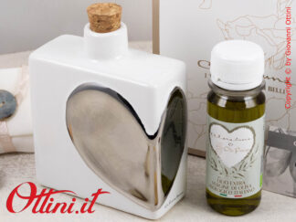 25077O Claraluna - L'Oliera Cuore Silver con Olio in porcellana di Claraluna è una bomboniera elegante e utile in cucina o a tavola, ideale per matrimonio