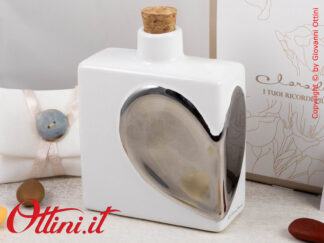 25077 Claraluna - L'Oliera Cuore Silver in porcellana bianca di Claraluna è una bomboniera elegante e utile in cucina o a tavola, ideale per matrimonio