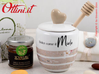 25102M Claraluna - il Portamiele decoro rosa con Miele in porcellana bianca di Claraluna è una bomboniera elegante e utile a tavola, ideale per matrimonio