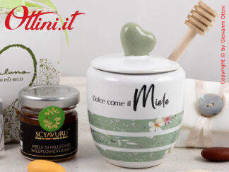 25103M Claraluna - il Portamiele decoro verde con Miele in porcellana bianca di Claraluna è una bomboniera elegante e utile a tavola, ideale per matrimonio