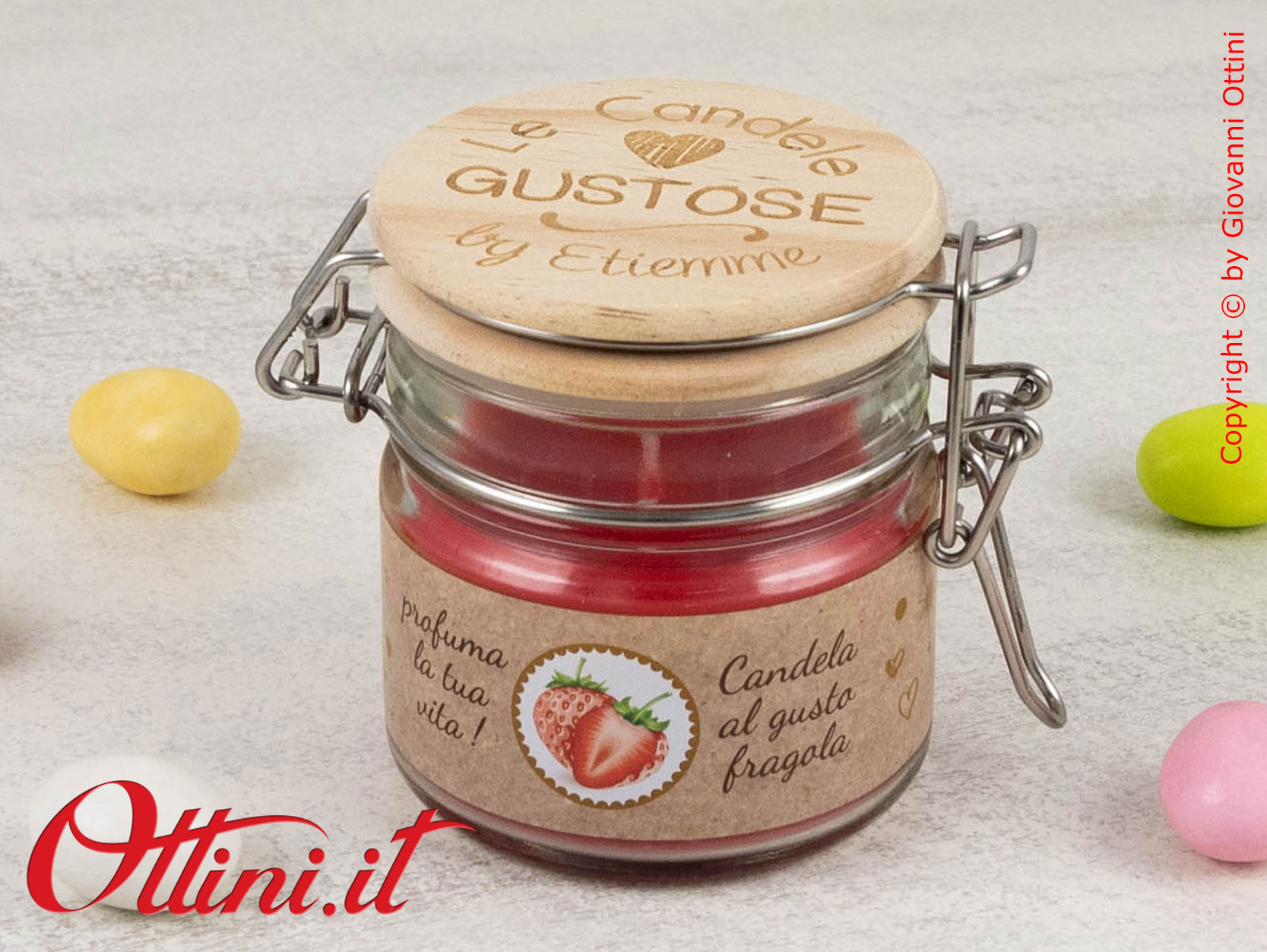 07A194 - La Candela Gustosa profumata alla Fragola è caratterizzata da un design rustico con tappo in legno e chiusura ermetica, bomboniera utile e bella