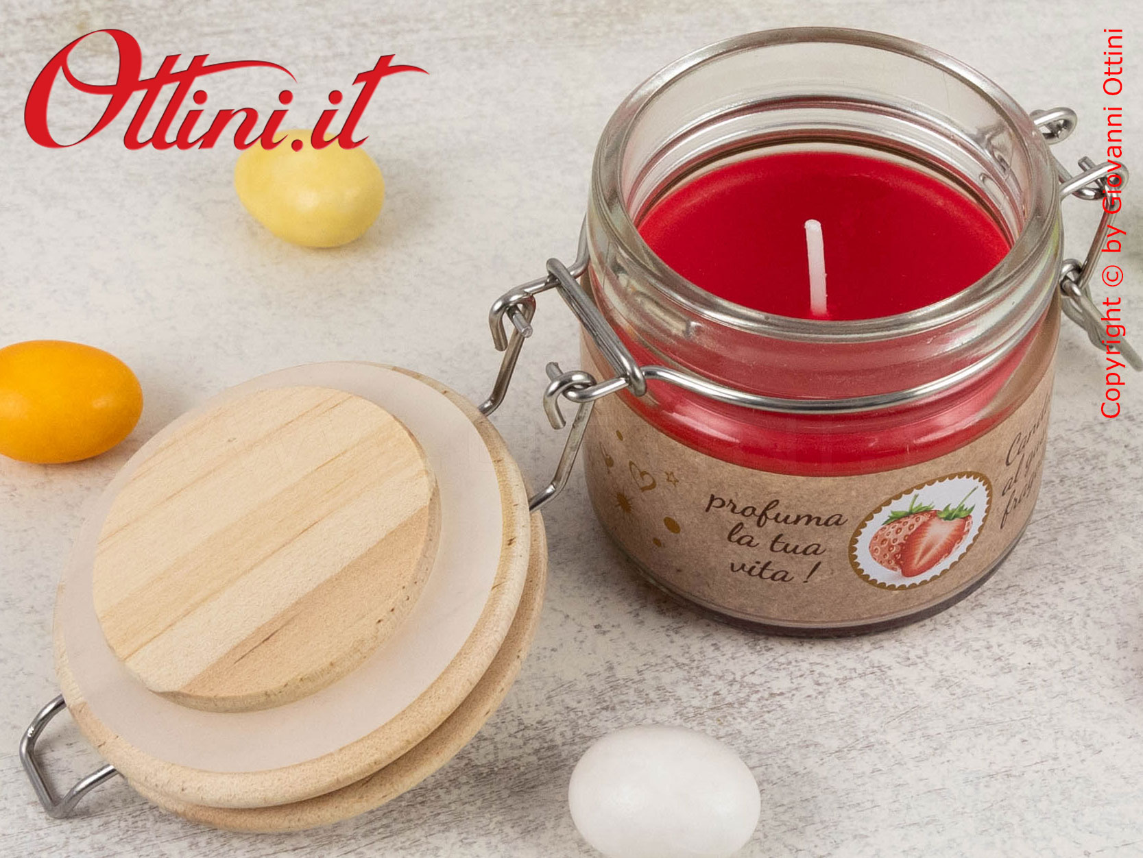 07A194 - La Candela Gustosa profumata alla Fragola è caratterizzata da un design rustico con tappo in legno e chiusura ermetica, bomboniera utile e bella