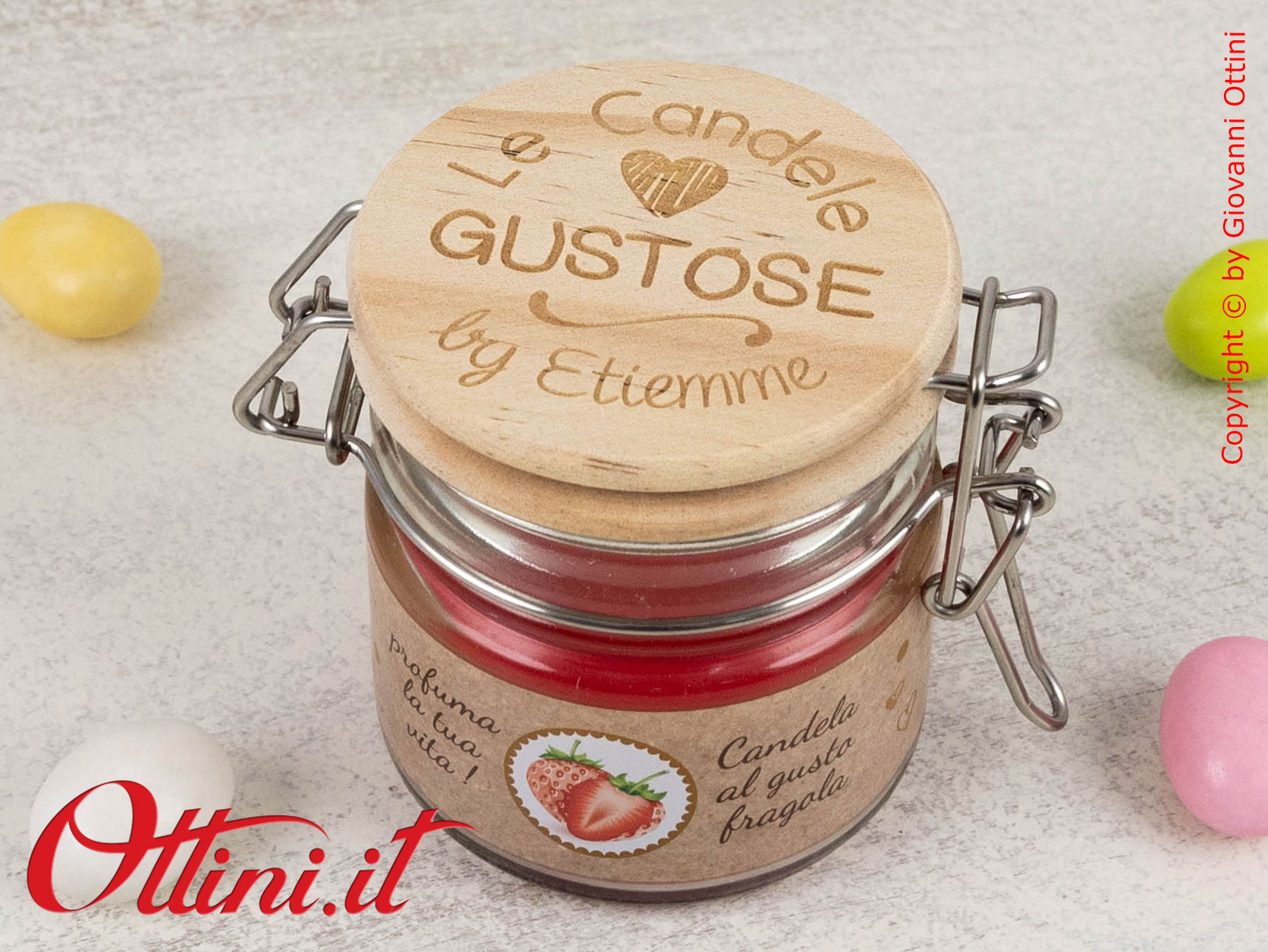 07A194 - La Candela Gustosa profumata alla Fragola è caratterizzata da un design rustico con tappo in legno e chiusura ermetica, bomboniera utile e bella