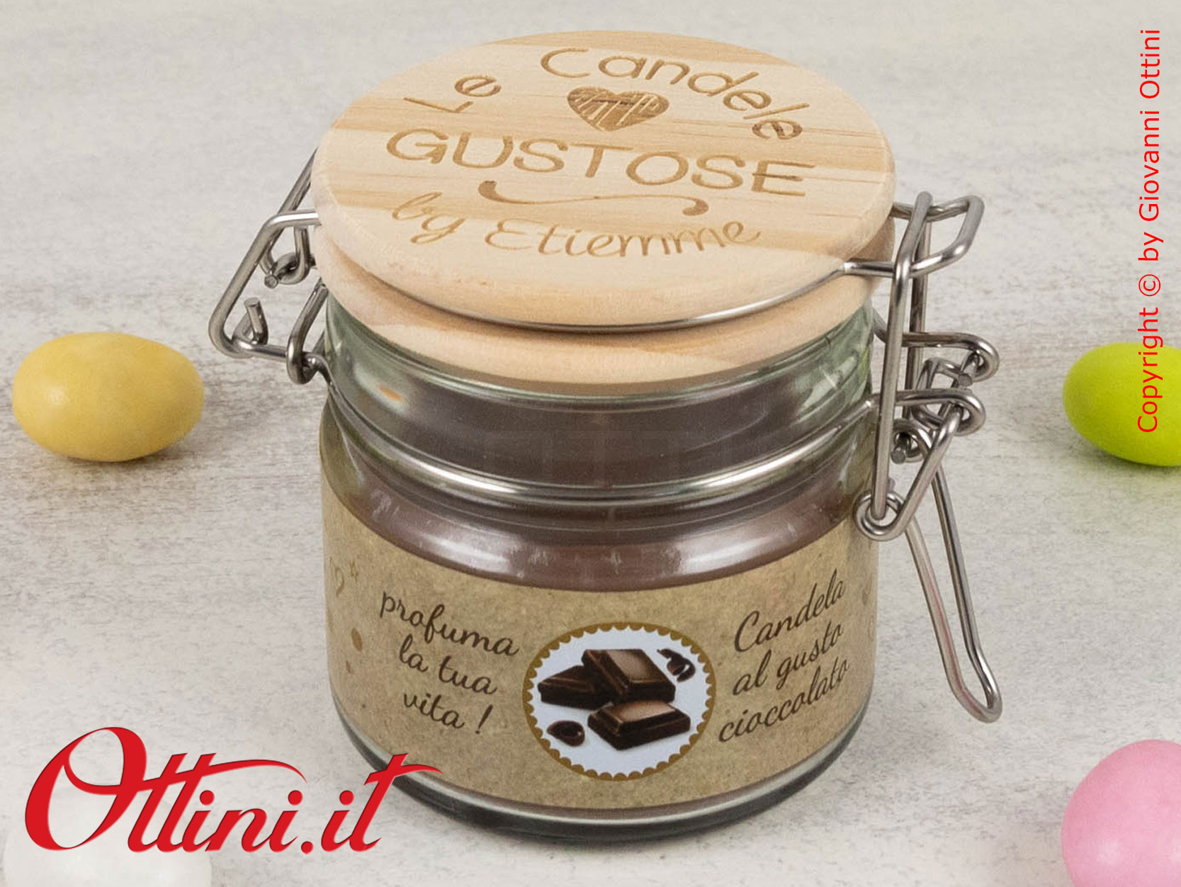 07A195 - La Candela Gustosa profumata al Cioccolato è caratterizzata da un design rustico con tappo in legno e chiusura ermetica, bomboniera utile e bella