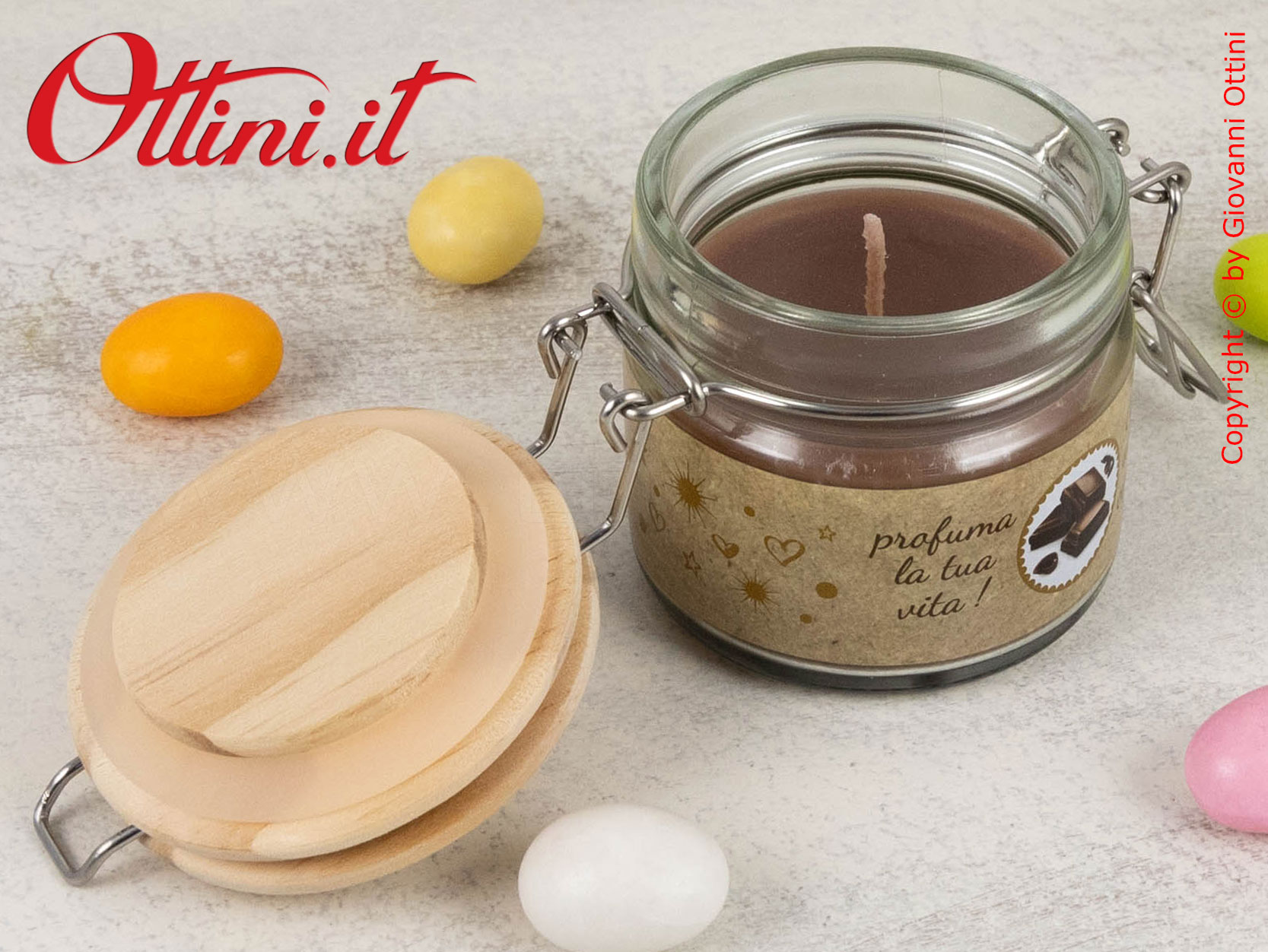 07A195 - La Candela Gustosa profumata al Cioccolato è caratterizzata da un design rustico con tappo in legno e chiusura ermetica, bomboniera utile e bella