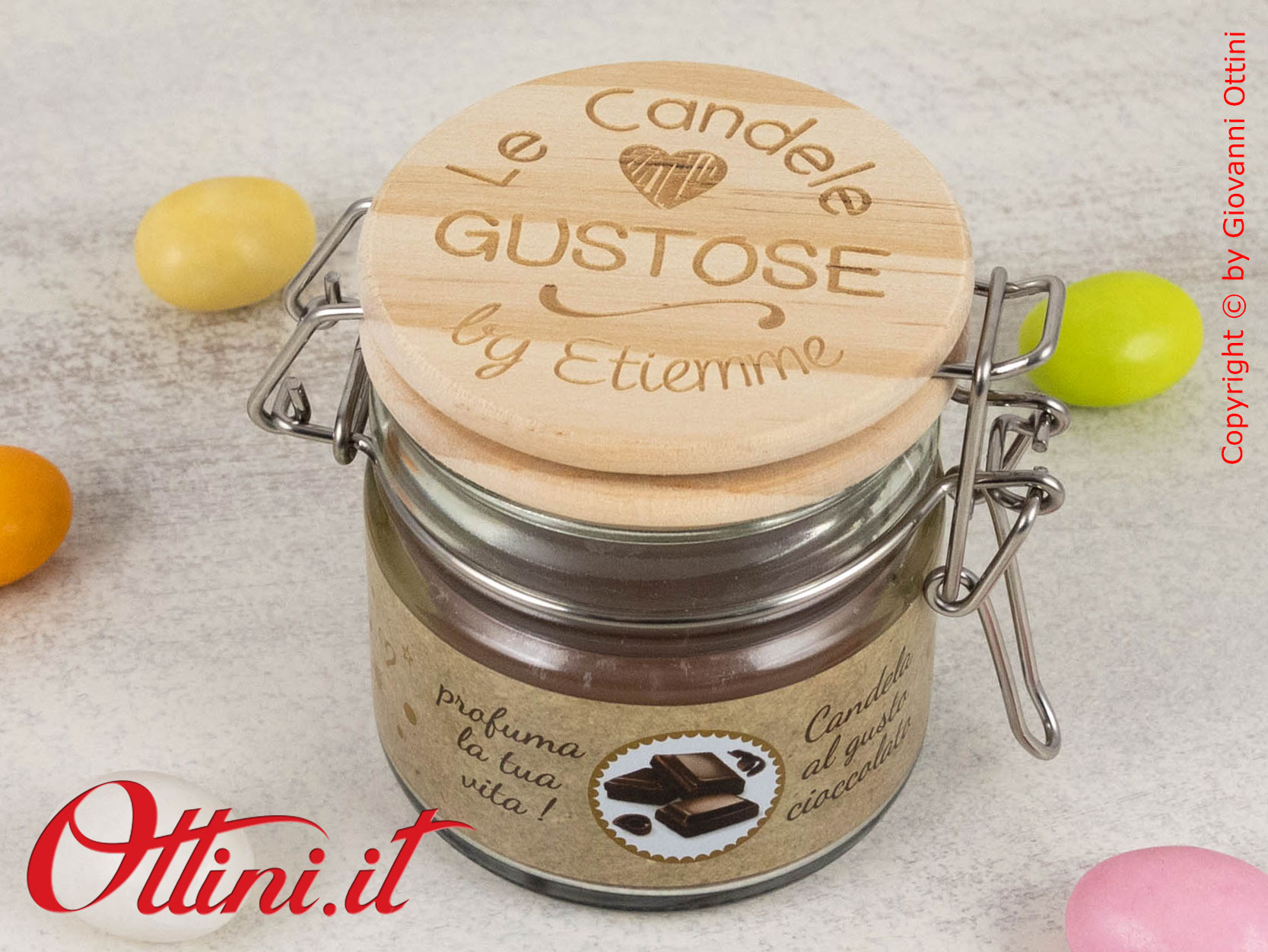 07A195 - La Candela Gustosa profumata al Cioccolato è caratterizzata da un design rustico con tappo in legno e chiusura ermetica, bomboniera utile e bella