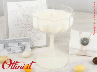 25018 Claraluna - La Candela profumata in bicchiere a coppa di champagne con stelo bianco è una bomboniera romantica, elegante, ideale per matrimonio.