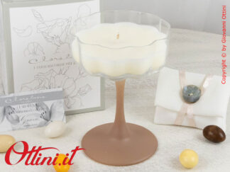 25019 Claraluna - La Candela profumata in bicchiere a coppa di champagne con stelo Tortora è una bomboniera romantica, elegante, ideale per matrimonio.