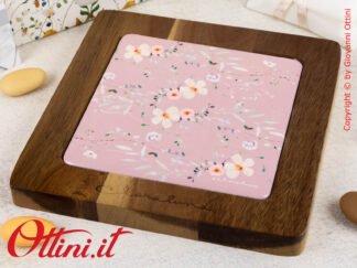 25036R Claraluna - il sottopentola in legno tinta noce con decoro floreale rosa è una bomboniera utile in cucina, ideale per matrimonio e anniversari