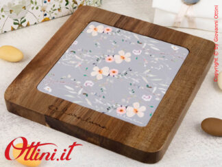25036V Claraluna - il sottopentola in legno tinta noce con decoro floreale verde è una bomboniera utile in cucina, ideale per matrimonio e anniversari