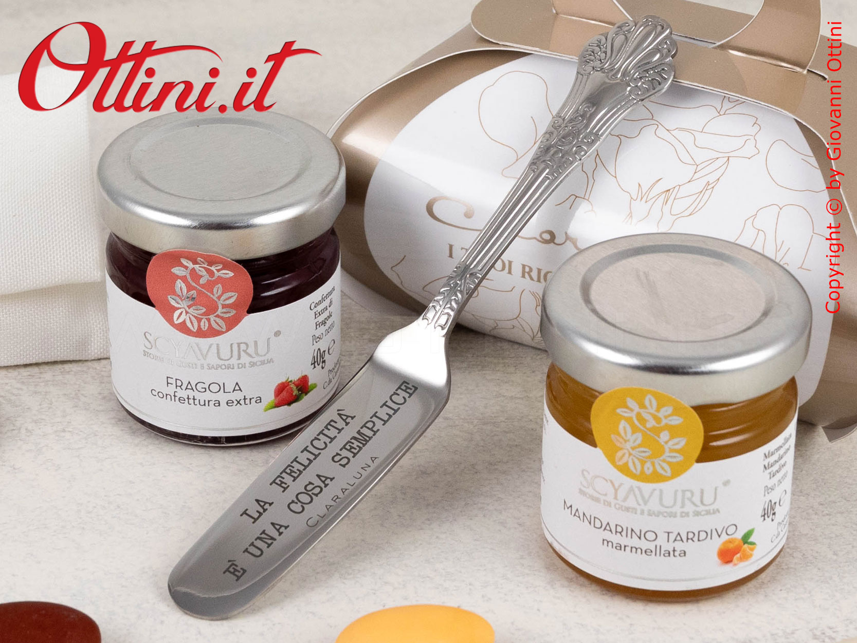 25088C Claraluna - Bomboniera Gastronomica Vasetto di Marmellata di Albicocca + Marmellata ai Frutti di bosco e coltellino per spalmare.