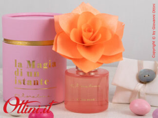 25151F Claraluna - Il diffusore rosa con fiore in legno è completo di astuccio e confezione. Bomboniera elegante e utile per Matrimonio e anniversari.