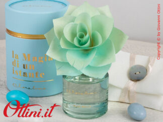 25153F Claraluna - Il diffusore Azzurro con fiore in legno è completo di astuccio e confezione. Bomboniera elegante e utile per Matrimonio e anniversari.