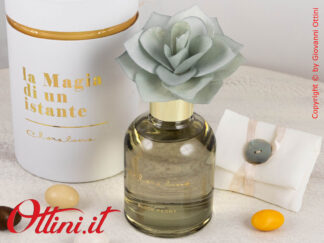 25165F Claraluna - Il diffusore Grande Grigio con fiore in legno è completo di astuccio e confezione. Bomboniera utile per Matrimonio e anniversari.