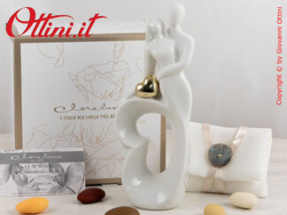 25203 Claraluna - La coppia sposi in porcellana bianca smaltata con cuore color oro a finitura lucida è una bomboniera romantica per matrimonio