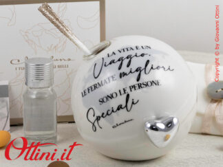 25205 Claraluna - Il diffusore Mondo con Cuore Silver è un profumatore per ambienti moderno, una bomboniera dedicata agli amanti dei viaggi.