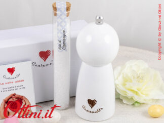 D9006 Cuorematto - Il Macinasle in legno Bianco è una bomboniera solidale che sostiene i Frati dell'Antoniano di Bologna. Bomboniera utile a tavola e cucina