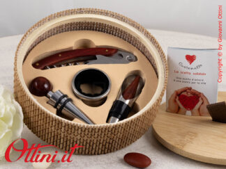 D9011 Cuorematto - Il Set di accessori vino in scatola di bambù è una bomboniera solidale che sostiene i Frati dell'Antoniano di Bologna.