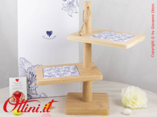 D9022 Cuorematto - l'Alzata Antipastiera 2 Piani con maiolica con stampa fregio è una bomboniera solidale che sostiene i Frati dell'Antoniano di Bologna.