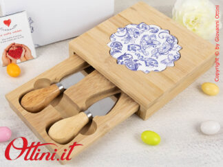 D9025 Cuorematto - Il Tagliere Maiolica Cassetto con 2 coltelli è una bomboniera solidale che sostiene i Frati dell'Antoniano di Bologna.