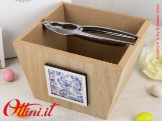 D9045 Cuorematto - Il Vassoio Schiaccianoci con Maiolica disegno fregio è una bomboniera utile e solidale che sostiene i Frati dell'Antoniano di Bologna.