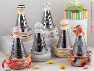 DA270 - La Grattugia Multifunzione è una bomboniera utile in cucina, solidale di Amici Cuorematto colorata in 6 colori vivaci, completa di confezione.